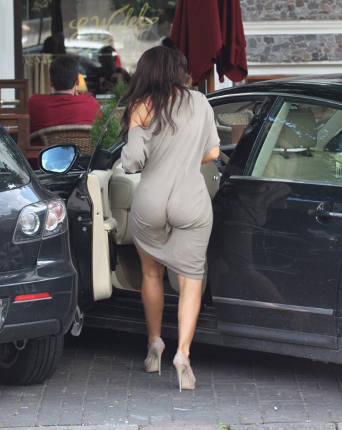 wedgie-booty-in-a-gray-dress