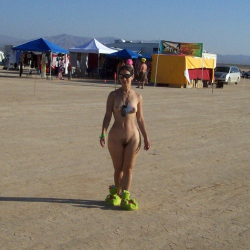 burning-man-outdoor-nude-curves-2