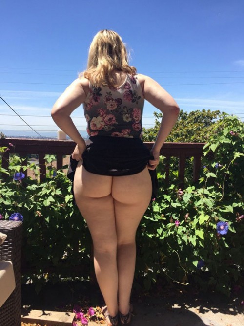 milf-balcony-booty